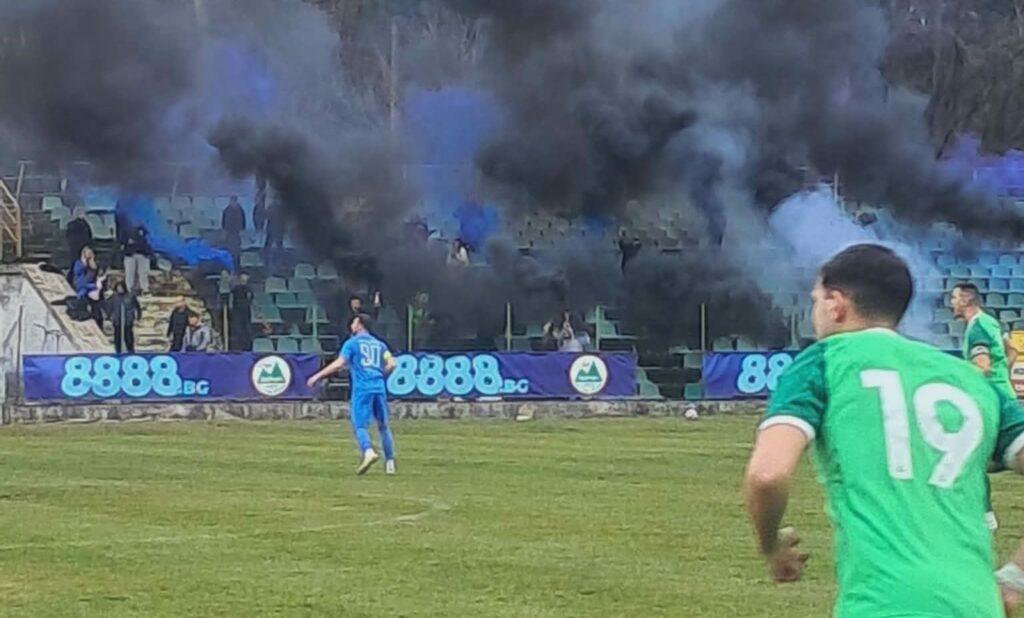 ОФК Костинброд - равенство 1:1 при гостуването на Пирин (Гоце Делчев) ОФК Костинброд завърши наравно 1:1 в гостуването си на Пирин (Гоце Делчев) в отложена среща от 19-ия кръг на Югозападната Трета лига. Домакините откриха резултата още във втората минута след ранно попадение, дошло след поредица рикошети и разбъркване в наказателното поле на Костинброд. В 26-ата минута Мартин Тошев изравни с глава след добре проведена атака и центриране от Любомир Сарафски. До края на двубоя повече голове не паднаха и двата тима поделиха по една точка. Мачът ще се запомни с тежкия терен, спорните съдийски отсъждания и многото единоборства на терена. Поздравления за верните фенове на отбора, които създадоха отлична атмосфера и подкрепяха тима в Гоце Делчев. В първия кръг от пролетния полусезон ОФК Костинброд приема Банско тийм в събота, 21-ви февруари, от 14:00 часа.