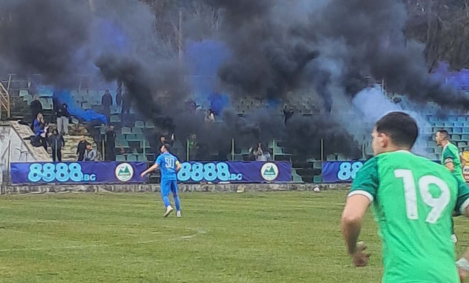 ОФК Костинброд - равенство 1:1 при гостуването на Пирин (Гоце Делчев) ОФК Костинброд завърши наравно 1:1 в гостуването си на Пирин (Гоце Делчев) в отложена среща от 19-ия кръг на Югозападната Трета лига. Домакините откриха резултата още във втората минута след ранно попадение, дошло след поредица рикошети и разбъркване в наказателното поле на Костинброд. В 26-ата минута Мартин Тошев изравни с глава след добре проведена атака и центриране от Любомир Сарафски. До края на двубоя повече голове не паднаха и двата тима поделиха по една точка. Мачът ще се запомни с тежкия терен, спорните съдийски отсъждания и многото единоборства на терена. Поздравления за верните фенове на отбора, които създадоха отлична атмосфера и подкрепяха тима в Гоце Делчев. В първия кръг от пролетния полусезон ОФК Костинброд приема Банско тийм в събота, 21-ви февруари, от 14:00 часа.