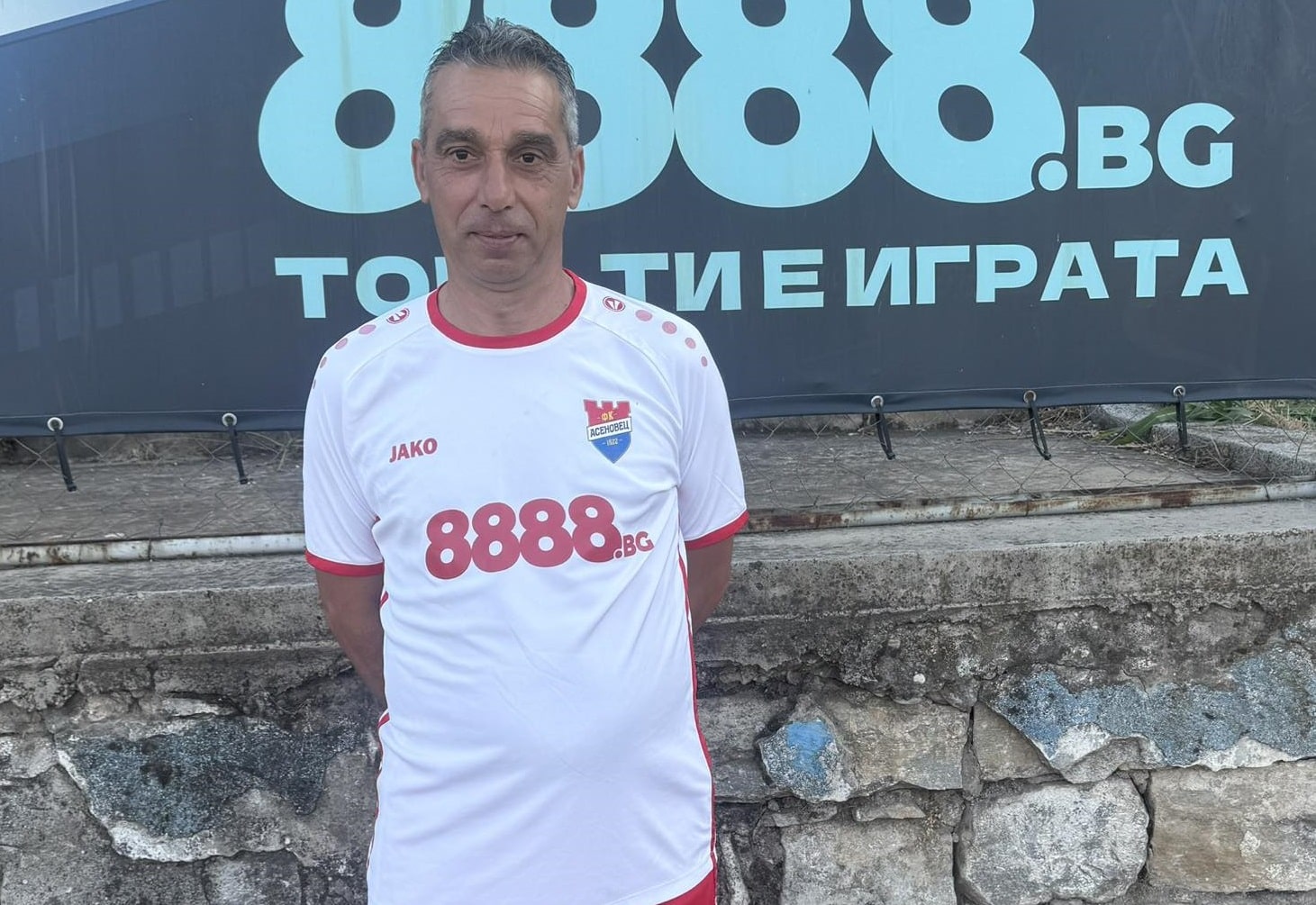 Асеновец загуби с 0:5 от Марица в първия пролетен кръг Асеновец (Асеновград) отстъпи с 0:5 срещу Марица (Пловдив) в първия пролетен кръг на Югоизточната Трета лига. След мача старши треньорът Манол Георгиев направи подробен коментар на случилото се на терена: „Всичко започна кошмарно и Марица поведе с ранен гол след изключително груба наша грешка. Само две-три минути по-късно нашият капитан Александър Христов удари без топка противников състезател и бе изгонен, за което гостите получиха право да изпълнят дузпа и резултатът стана 2:0. Така на практика всичко приключи още до 12-ата минута и в останалите 80 минути бяхме с човек по-малко. Колкото и да опитвахме, не успяхме да се противопоставим по никакъв начин на Марица (Пловдив)", коментира Манол Георгиев пред официалния сайт на Асеновец (Асеновград). "Неприятностите не свършиха дотук, защото в средата на първото полувреме смених Атанас Зехиров принудително, след като усука коляно, а по-късно и Стефан Николов напусна принудително, тъй като получи удар в главата и имаше кръв по лицето", добави наставникът. "В хода на двубоя пуснах част от новите попълнения, които привлякохме в последния момент, сред които Никола Лалев и Ерай Карадайъ, но наистина тежък двубой, в който нищо не можехме да направим", завърши специалистът.