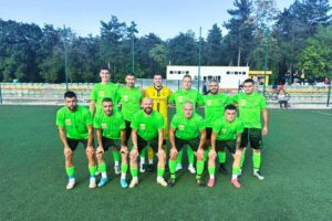 Устрем (Дончево) обърна ФК Рилци (Добрич) за 3:1 в местното дерби Устрем (Дончево) победи ФК Рилци (Добрич) с 3:1 в отложения домакински мач от 17-ия кръг на Североизточната Трета лига. "Зелените" направиха обрат след като изоставаха с 0:1 на почивката. Макар Устрем да бе по-активният тим през първата част, гостите откриха резултата в 30-ата минута, след като се възползваха от грешка в средата на терена и с далечен удар прехвърлиха вратаря на домакините за 0:1. Виктор Христов пропусна две чисти положения преди почивката, а и Дейвид Венциславов също трябваше да съжалява, че не се разписа. Равенството дойде веднага след паузата — Христов реализира дузпа в 46-ата минута. Въпреки че гостите се прибраха в собственото наказателно поле, пълният обрат се случи в 70-ата минута с втори гол на Христов. Крайното 3:1 бе оформено от Иван Цачев в 83-ата минута. През мача Цачев изпусна и друг стопроцентов шанс, след като излезе сам срещу вратаря и стреля встрани. В двубоя играчите на Устрем получиха три жълти картона — значителен ръст спрямо първите 15 мача, в които тимът бе натрупал само 14 официални предупреждения. С този успех Устрем събра 28 точки — с една по-малко от шестия в класирането Бенковски (Исперих). В първия кръг от пролетния полусезон отборът ще приеме дубъла на Фратрия у дома.