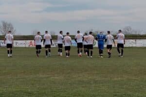 Раковски завърши 2:2 с Родопа (Смолян) в първия пролетен мач ФК Раковски направи равенство 2:2 срещу Родопа (Смолян) в първия си пролетен мач от Югоизточната Трета лига, 20 кръг. Двубоят започна злощастно за домакините – още във втората минута те останаха с човек по-малко след червен картон и играха почти цял мач в намален състав. Родопа поведе в 22-ата минута след попадение на Михаел Кисьов, но в 37-ата Стефан Рабаджийски изравни за 1:1. През втората част Ангел Белюков отново даде преднина на гостите в 73-ата минута. Треньорът Валери Домовчийски отговори с двойна смяна, пускайки в игра Любомир Романски и Христо Ботевски, което даде резултат. В 84-ата минута домакините получиха дузпа след фаул в наказателното поле срещу Христо Ботевски, а Стефан Петков реализира от бялата точка за крайното 2:2. ФК Раковски (стартов състав): Милко Баданов, Теодор Гишин, Георги Иванов, Пламен Койрушки, Марин Димитров, Денислав Куртев, Валентин Маджарски, Георги Балджийски, Петър Атанасов - капитан, Стефан Петков, Стефан Рабаджийски. В игра се появиха: Георги Загорчев, Христо Ботевски, Любомир Романски, Мартин Телбийски.