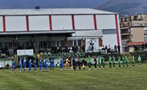 Пирин (Гоце Делчев) и ОФК Костинброд завършиха 1:1 в отложен двубой Пирин (Гоце Делчев) направи 1:1 срещу ОФК Костинброд в отложен мач от 19-ия кръг на Югозападната Трета лига. Двубоят, който трябваше да се играе през есента, беше отложен заради лоши метеорологични условия. Домакините поведоха още във втората минута чрез едно от новите си попълнения – Георги Търтов. След негово центриране и отбитa топка, тя се върна у него, той преодоля противник и стреля в близкия ъгъл за 1:0. ОФК Костинброд изравни чрез опитния Мартин Тошев, който засече центриране от левия фланг. Първото полувреме завърши при 1:1. След почивката Пирин доминираше и създаде множество положения, но не успя да реализира победен гол. В 65-ата минута след корнер на Павел Головодов и удар на Виктор Шишков топката мина много близо до лявата греда. В 76-ата след изпълнение на корнер отляво и свалена топка в малкото наказателно поле не се намериха Иван Макриев и Виктор Шишков. В 84-ата минута при контраатака топката достигна до Ибрахим Шериф, който стреля покрай вратата.