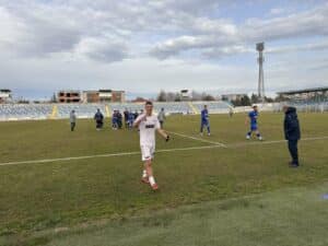 Септември (Симитли) победи Беласица (Струмица) с 1:0 в контрола Септември (Симитли) записа победа в Северна Македония в последната си зимна контролна среща. Тимът надделя над втородивизионния Беласица (Струмица) с 1:0 като гост. Двубоят започна в 13:00 часа днес. Гостите наложиха висока преса още от началото и по-голямата част от опасностите бяха пред вратата на Беласица. В 10-ата минута Влади Ласков напредна с дрибъл през центъра и изведе нападателя Симеон Димитров, който с мощен удар покрай вратаря откри резултата. Домакините се опитаха да отговорят, но техният удар премина над вратата и не застраши сериозно отбраната на "белите". В 30-ата минута Добри Панчаревски проникна по десния фланг, преодоля защитник и отправи удар, който бе избит буквално от голлинията. Така първото полувреме приключи при 0:1. През втората част играта се водеше предимно в центъра на терена. В 60-ата минута Панчаревски пробва диагонален удар, но неуспешно. В 75-ата минута след разбъркване в наказателното поле топката стигна до Тодор Траянов, който стреля, но директно в ръцете на вратаря на домакините. Тази победа е втора поред за Септември и общо четвърта от седемте контроли, които тимът на Петър Костурков изигра преди подновяването на шампионата в Югозападната Трета лига. Пълен списък с приятелските мачове на Септември по време на зимната подготовка: 21 януари – Септември – Банско тийм – 3:1 24 януари – Септември – Кюстендил – 1:0 27 януари – ЦСКА II – Септември – 1:0 31 януари – Септември – Струмска слава (Радомир) – 0:5 7 февруари – Септември – Германея (Сапарева баня) – 1:1 11 февруари – Септември – ЦСКА III – 2:0 14 февруари – Беласица (Струмица) – Септември - 0:1