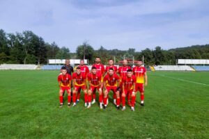 ФК Рилци загуби с 1:3 при гостуването на Устрем (Дончево) ФК Рилци отстъпи с 1:3 в дербито при гостуването си на Устрем (Дончево). Това е втора загуба за "червено-жълтите" в отложените мачове от есенния полусезон на Североизточната Трета лига — преди седмица тимът падна и от Аксаково. Отборът, воден от Валентин Пейчев, поведе в средата на първото полувреме след страхотен гол от далечна дистанция. Още в първата минута на втората част домакините бяха отсъдени дузпа, от която изравниха. Рилци държаха равенството до 70-ата минута, а в края на срещата допуснаха още едно попадение, оформяйки крайното 1:3. В първия пролетен кръг тимът ще гостува на третия отбор на Лудогорец в Разград.