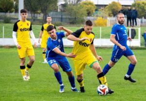 Черноломец (Попово) завърши 4:4 с Павликени в последната си контрола Черноломец (Попово) направи равенство 4:4 срещу Павликени в последната си контрола от зимната подготовка. Георги Колев вкара пореден гол в контролите и даде преднина на Черноломец, но Пламен Илиев изравни. След това обаче отборът ни дръпна с 3:1 след голове на Беадир Беадиров и Озан Ремзи. При резултат 3:1 приключи първото полувреме. През втората част Павликени стигна до обрат с 4:3 след попадения на Даниел Йорданов, Александър Краев и Александър Танков. Крайното 4:4 оформи Павел Стоянов. Така по време на зимния подготвителен период Черноломец записа 2 победи и 2 равенства в четирите си изиграни двубоя. ПРОГРАМА, ЗИМНА ПОДГОТОВКА 17 януари, Първа тренировка 24 януари, СФК Светкавица 2014 – Черноломец 2:3 31 януари, Етър 2 – Черноломец 1:2 7 февруари, Лудогорец III – Черноломец 0:0 14 февруари, Павликени – Черноломец 4:4