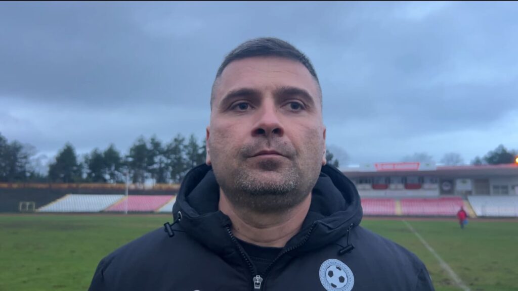 Живко Желев: Хасково започна със загуба след поражение от Марица (Милево) Старши треньорът на ОФК Хасково Живко Желев коментира днешната първа официална среща на отбора, в която "червените" записаха поражение с 0:1 от Марица (Милево) на стадион "Младост" в Хасково. "За мен мачът си беше за равенство, поне аз така го видях. Но ни излъгаха и това е. За съжаление, пак започваме със загуба.", заяви Желев. Наставникът посочи, че тимът е играл в намален състав и някои ключови играчи не бяха в стартовата единайсеторка или не бяха в оптимална форма. "Беше ни трудно. Владислав Узунов не успя да влезе в игра, Юлий Шекеров се появи през втората част. Няколко от момчетата не са тренирали в последните дни и не са готови чисто физически.Тейнур Марем не беше играл официален мач 4 месеца, Костадин Пеев – цяла година, въпреки че направи много силен мач преди да поиска смяна в 60-ата минута.", добави още наставникът. Въпреки загубата, ОФК Хасково сътвори добри моменти и остава в топ 10 на класирането, посочи треньорът. "Поздравяваме гостите за победата. Щом са ни победили, значи са го заслужили. Имахме положения, които не знам как не вкарахме. Понякога трябва и късмет малко, но днес го нямаше.", завърши Живко Желев.