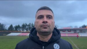 Живко Желев: Хасково започна със загуба след поражение от Марица (Милево) Старши треньорът на ОФК Хасково Живко Желев коментира днешната първа официална среща на отбора, в която "червените" записаха поражение с 0:1 от Марица (Милево) на стадион "Младост" в Хасково. "За мен мачът си беше за равенство, поне аз така го видях. Но ни излъгаха и това е. За съжаление, пак започваме със загуба.", заяви Желев. Наставникът посочи, че тимът е играл в намален състав и някои ключови играчи не бяха в стартовата единайсеторка или не бяха в оптимална форма. "Беше ни трудно. Владислав Узунов не успя да влезе в игра, Юлий Шекеров се появи през втората част. Няколко от момчетата не са тренирали в последните дни и не са готови чисто физически.Тейнур Марем не беше играл официален мач 4 месеца, Костадин Пеев – цяла година, въпреки че направи много силен мач преди да поиска смяна в 60-ата минута.", добави още наставникът. Въпреки загубата, ОФК Хасково сътвори добри моменти и остава в топ 10 на класирането, посочи треньорът. "Поздравяваме гостите за победата. Щом са ни победили, значи са го заслужили. Имахме положения, които не знам как не вкарахме. Понякога трябва и късмет малко, но днес го нямаше.", завърши Живко Желев.