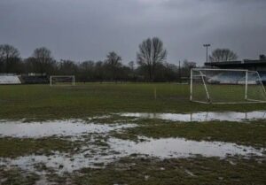 Двубоят между Локомотив II Пловдив и Гигант Съединение беше прекратен след 5 минути Срещата между Локомотив II (Пловдив) и Гигант Съединение бе прекратена едва след петата минута заради проливен дъжд и влошеното състояние на терените на Локомотив (Пловдив). Първоначално мачът трябваше да се проведе на помощното игрище, известно като "Кошарата", но при влизането на него се установи, че игра е невъзможна заради кал и големи локви. След това домакините предложиха двубоят да бъде изигран на основния терен на стадион "Локомотив", но и той беше наводнен и покрит с огромни локви. "Нямаше никакъв шанс да играем. Имаше вода до глезените. Ще се изпоконтузят момчетата, няма смисъл да се рискува", коментира президентът на Гигант Съединение Добри Козарев. На този етап няма яснота кога ще бъде изиграна срещата.