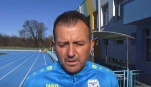 ФК Ямбол завърши 0:0 срещу ФК Созопол в мач от първия пролетен кръг на Югоизточната Трета лига. Това бе дебют за наставника Николай Жечев на домакините за първенство, тъй като преди няколко дни той дебютира в двубоя за Купата на Аматьорската лига. "Получи се сравнително равностоен двубой. И двата отбора имахме възможности, но не успяхме да отбележим. Созопол е добър отбор, има добър треньор, поздравих ги, защото смятам, че така е редно", коментира Николай Жечев пред официалния сайт на ФК Ямбол. "Условията за игра бяха много добри, за което получихме и поздравления от гостите. Наистина смятам, че всичко бе на доста добро ниво, като се има предвид колко мачове бяха отложени на други места и какви проблеми с терените имаше", добави още наставникът. "Благодаря на всички фенове, които присъстваха на мача. Подкрепяха ни и ни изпратиха с позитивно настроение след края на двубоя. Сега имаме трудно гостуване на Загорец, за което вече се подготвяме", добави специалистът.