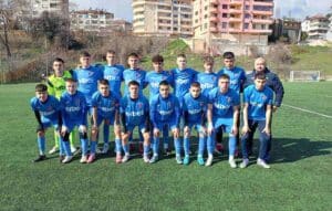 Юношите младша възраст на Струмска слава стартираха с убедителна победа на „Сандански Къп“ Юношите младша възраст на Струмска слава (Радомир) започнаха участието си на турнира „Сандански Къп“ категорично. Днес отборът отпътува за Сандански и още в първия си двубой показа характер и силна игра, като постигна убедителен успех с 3:0 срещу домакините от Вихрен Сандански. Момчетата демонстрираха дисциплина, отборен дух и желание за победа още от първия съдийски сигнал. Утре програмата продължава с нови срещи – предстоят мачове срещу Арес София и София Спорт. Да пожелаем успех на нашите момчета и вярваме, че доброто представяне ще продължи!