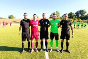 Устрем (Дончево) ще посрещне Фратрия II (Бенковски) с ден закъснение спрямо първоначално обявената дата. Двубоят, който трябваше да се проведе в събота, 21 февруари, от 14:00 часа, е част от 18-ия кръг на Североизточната Трета лига. Новата дата за срещата е неделя, 22 февруари, от 14:00 часа. Мачът ще се играе на изкуствения терен на стадион "Дружба" в Добрич, където Устрем е домакин. Това ще бъде втори официален двубой за отбора на Димитър Димитров през пролетния полусезон, след като миналата събота те записаха победа с 3:1 над ФК Рилци (Добрич) в отложен мач от 17-ия кръг. Победата затвърди отличната серия на "зелените" — 4 победи и едно равенство (на гости на Бенковски, Исперих) в последните им 5 шампионатни срещи. В първия кръг от сезон 2025/26 Устрем победи дубъла на Фратрия с 4:2 при визитата си.