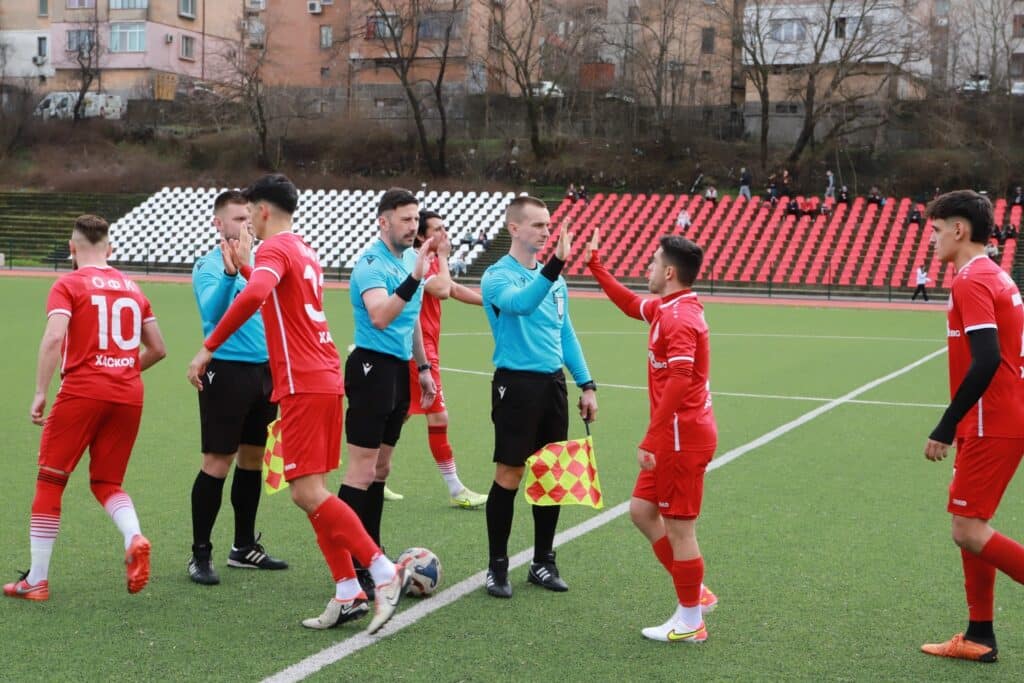 ОФК Хасково гостува на Гигант (Съединение) в 21-ия кръг ОФК Хасково ще бъде гост на Гигант (Съединение) в мач от 21-ия кръг на Югоизточната Трета лига. Двубоят между десетия и тринадесетия в класирането е в събота, 21-ви февруари, от 14:00 часа. През есента "червените" завършиха наравно 2:2 у дома с този съперник и вече нямат победа над Гигант в три поредни мача. Последният успех на Хасково срещу този опонент е от гостуване през април 2024 година. За двубоя в събота тимът ще бъде лишен от двама ключови футболисти — капитанът Тейнур Марем и Калоян Делчев са наказани за натрупани жълти картони. Дамян Чаушев остава под въпрос за срещата заради проблем в глезена. Напомняме, че ОФК Хасково започна пролетния полусезон с домакинско поражение от Марица (Милево), след като завърши есента с пет победи в шест мача.