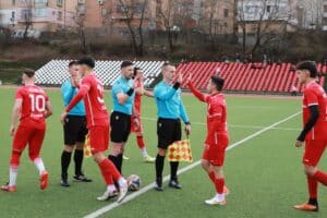 ОФК Хасково гостува на Гигант (Съединение) в 21-ия кръг ОФК Хасково ще бъде гост на Гигант (Съединение) в мач от 21-ия кръг на Югоизточната Трета лига. Двубоят между десетия и тринадесетия в класирането е в събота, 21-ви февруари, от 14:00 часа. През есента "червените" завършиха наравно 2:2 у дома с този съперник и вече нямат победа над Гигант в три поредни мача. Последният успех на Хасково срещу този опонент е от гостуване през април 2024 година. За двубоя в събота тимът ще бъде лишен от двама ключови футболисти — капитанът Тейнур Марем и Калоян Делчев са наказани за натрупани жълти картони. Дамян Чаушев остава под въпрос за срещата заради проблем в глезена. Напомняме, че ОФК Хасково започна пролетния полусезон с домакинско поражение от Марица (Милево), след като завърши есента с пет победи в шест мача.