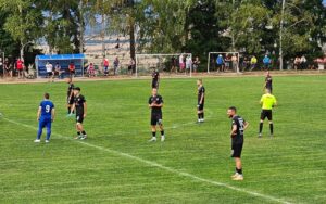 Германея (Сапарева баня) стартира пролетта с гостуване на Рилски спортист Германея (Сапарева баня) подновява пролетния дял от сезона в Югозападната Трета лига с гостуване на временния лидер Рилски спортист. Двубоят от 20-ия кръг е в събота, 21 февруари, от 14:00 часа на стадион "Искър" в Самоков. През есенния полусезон тимът от Сапарева баня загуби у дома от същия противник с 0:2. По време на зимната пауза отборът, воден от старши треньора Асен Нешев, изигра четири контролни срещи, в които регистрира 1 победа, 1 равен и 2 загуби. След мача с Рилски спортист Германея ще получи служебна победа срещу тимa на Витоша Бистрица, който се отказа от участие. Контролни срещи (зима) 24.01. Германея – Пирин Разлог 5:1 31.01. Германея – ФК Банско 1:2 07.02. Германея – Септември Симитли 1:1 14.02. Германея – ФК Кюстендил 0:4