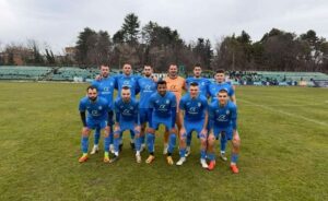 ОФК Костинброд приема Банско в първия си домакински мач за 2026 ОФК Костинброд ще изиграе първия си официален домакински мач за тази година в събота, 21 февруари. „Сините“ ще приемат Банско тийм на стадион „Георги Бенковски“ в квартал Маслово. Двубоят е от първия пролетен кръг на Югозападната Трета лига и е насрочен за 14:00 часа. Отборът, воден от Валентин Валентинов, вече има един официален мач за годината — реми 1:1 при визитата си на Пирин (Гоце Делчев) в отложена среща от 19-ия кръг. През цялата седмица тимът тренира интензивно в подготовка за първото домакинство, където ще разчита и на подкрепата на своите привърженици. ОФК Костинброд заема 10-ото място с актив от 24 точки, докато банскалии са 14-ти с 4 по-малко. През есента двубоят в Банско завърши с поражение за Костинброд — 1:2.