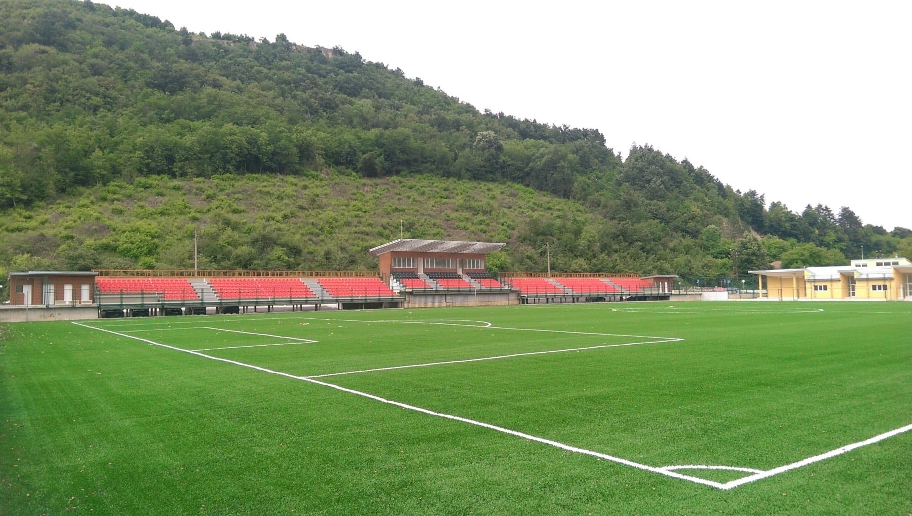 Янтра (Полски Тръмбеш) очаква развоя на времето преди контролата с Павликени Янтра (Полски Тръмбеш) трябва да изиграе поредната си контролна среща от зимната подготовка. Двубоят е планиран за събота от 11:00 часа срещу Павликени на стадион Царева ливада. И двата отбора обаче ще изчакат развитието на метеорологичните условия, които през последните дни създават проблеми в различни региони на страната. Ако времето позволява, двубоят ще се проведе и ще бъде предпоследна проверка от зимния подготвителен период за тима от Полски Тръмбеш. Последната контрола е насрочена за 28 февруари срещу Троян. ЗИМНА ПОДГОТОВКА 26.01., Старт на подготовката 31.01., Янтра (ПТ) – Янтра (Габрово) U18 2:1 04.02., Янтра (ПТ) – Етър U17 4:0 08.02., Янтра (ПТ) – Левски (град Левски) 2:2 14.02., Янтра (ПТ) – Етър II 4:3 21.02., Янтра (ПТ) – Павликени 28.02., Янтра (ПТ) – Троян