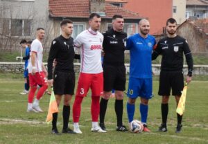 Асеновец гостува на Спартак (Пловдив) в 20-ия кръг на Югоизточната Трета лига Асеновец (Асеновград) ще гостува на Спартак (Пловдив) в мач от предстоящия 20 кръг на Югоизточната Трета лига. Двубоят е в неделя, 22 февруари, от 14:00 часа на стадион "Пловдив". Старши треньорът на асеновградчани Манол Георгиев ще има значителни кадрови проблеми за срещата. Той няма да може да разчита на наказания капитан Александър Христев, който получи червен картон в първия пролетен двубой срещу Марица (Пловдив). Контузен е и опитният Атанас Зехиров — той усука коляно и бе принудително заменен още през първото полувреме. Добрата новина е, че Стефан Николов, който получи болезнен удар в лицето и също бе принудително сменен, е в добро състояние и ще бъде на линия за двубоя.