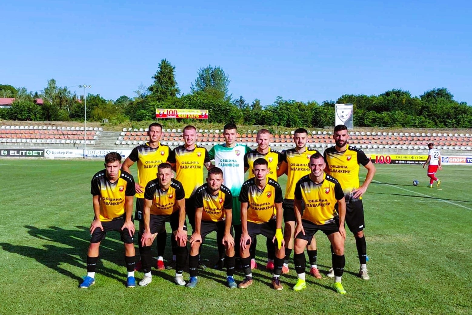 Приятелският мач между ОФК Павликени и Янтра (Полски Тръмбеш), насрочен за утре, 21 февруари, от 11:00 часа на стадиона в село Царева ливада (изкуствена настилка), е под въпрос. Двата отбора ще изчакат развоя на метеорологичната обстановка, която в последно време създава сериозни проблеми в различни райони на страната. Едва утре ще стане ясно дали двубоят ще може да се проведе при обявените условия. Ако срещата се състои, това ще бъде трета контролна проверка за възпитаниците на Димо Атанасов през тази зима. В първите две приятелски срещи тимът загуби от Етър II и направи равенство с Черноломец (Попово). Пълна програма с приятелските мачове на ОФК Павликени: 07.02 – Етър II – Павликени – 2:0 14.02 – Павликени – Черноломец (Попово) – 4:4 21.02 – Павликени – Янтра (Полски Тръмбеш), 11:00 часа, село Царева ливада 28.02 – Павликени – Етър II ??? – Павликени – Янтра (Полски Тръмбеш)