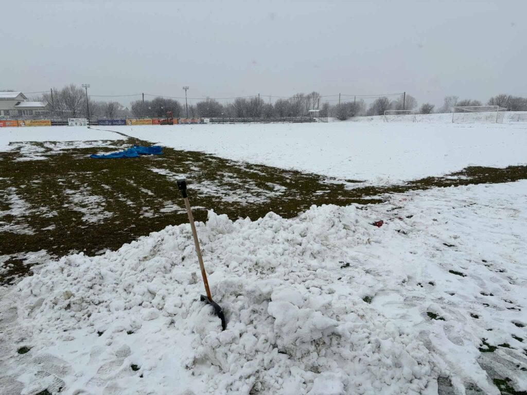 Отложиха срещата между ОФК Костинброд и Банско тийм заради сняг Двубоят от първия пролетен кръг в Югозападната Трета лига между ОФК Костинброд и Банско тийм бе отложен заради заснежен терен. Срещата трябваше да започне в 14:00 часа на стадион "Георги Бенковски" в квартал Маслово, но обилният снеговалеж направи провеждането ѝ невъзможно. Футболисти и привърженици се опитаха през сутрешните часове да почистят терена, но усилията им не бяха достатъчни. Все още не е уточнено кога ще се проведе отложената среща.