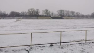 Отлагане: ОФК Костинброд — ФК Банско (20 кръг) Двубоят от 20-ия кръг на Югозападната Трета лига между ОФК Костинброд и ФК Банско няма да се проведе днес. Мачът, който трябваше да започне в 14:00 часа, се отлага заради заснежен терен. От Зоналния съвет на БФС ще определят нова дата и час за провеждането му.