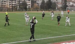 Созопол спечели като гост срещу Родопа (Смолян) с 1:0 ФК Созопол постигна победа с 1:0 при гостуването си на Родопа (Смолян) в мач от 21-ия кръг на Югоизточната Трета лига. Двубоят бе един от малкото, които се проведоха днес, след като останалите срещи бяха отложени заради влошените метеорологични условия. Първото полувреме завърши 0:0, а решаващото попадение вкара Стоян Кижев в 65-ата минута. След изпълнение на корнер топката бе продължена от първа греда към Кижев, който на задна греда я прати в мрежата за 0:1. Гостите от Созопол имаха и греда, както и редица пропуски пред вратата на домакините. С трите точки Созопол временно е седми в класирането с 30 точки — само на точка от третото място, при това с мач повече от прекия си конкурент.