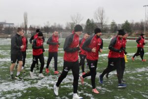 Ботев (Ихтиман) победи ФК Кюстендил с 2:0 в мач от 20 кръг на Югозападната Трета лига Ботев (Ихтиман) започна с победа срещу ФК Кюстендил — 2:0 в мач от 20-ия кръг на Югозападната Трета лига, игран в Кюстендил. Двубоят бе един от само двата, проведени днес, след като останалите срещи от програмата бяха отложени заради лоши атмосферни условия. Първото попадение за гостите отбеляза Борислав Балджийски в 32-ата минута, а със същия резултат двата тима се оттеглиха на почивка. През втората част Марио Евтимов от ФК Кюстендил беше изгонен с червен картон, а в 76-ата минута опитният Стефан Велев вкара втори гол за Ботев (Ихтиман). След успеха тимът от Ихтиман се изкачи до Топ 3 в класирането с 35 точки, изпреварвайки днешния си съперник ФК Кюстендил, който остава с 34 точки. Така Ботев (Ихтиман) вече насочва поглед към лидерите Рилски спортист и Струмска слава. Следващият мач за Ботев (Ихтиман) е домакинство на дублиращия отбор на Славия.