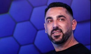 Ботев (Ихтиман) победи като гост ФК Кюстендил с 2:0 в мач от 20-ия кръг на Югозападната Трета лига. След срещата старши треньорът Валери Свиленов изрази задоволство от представянето на тима. „Получи се здрав двубой, в който много се разчиташе на единоборствата. Това, на което се играеше и се нарича терен, не позволяваше да се играе нищо друго. Ние това го знаехме, говорихме го през седмицата и радващото е, че момчетата се вслушаха в думите ми и още в началото влязоха така, както искахме. Нашата идея бе да сме агресивни, да се „сбием“ и да спечелим двубоя. Ние бяхме отборът, който се опитваше повече да играе с топката, да контролира двубоя. Имахме още ситуации пред вратата на противника“, коментира Свиленов пред официалния сайт на Ботев (Ихтиман). „Ако отстъпвахме по нещо в двубоя, бе в началните минути, в които имаше лек домакински натиск. Но това бе за период от 7-8 до 10 минути. След това взехме инициативата и до края на мача диктувахме абсолютно всичко. Много съм доволен от всеки един, който получи шанс за игра. Доволен съм от резултата и най-важното е, че от този мач излязохме без контузии, защото играхме на подобие на картофена нива“, завърши треньорът.