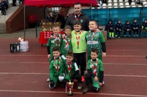 Децата на ФК Секирово (2019) завършиха на пето място в турнира в Хисаря Момчетата на ФК Секирово, родени през 2019 г., показаха отлична игра на турнира в Хисаря, но малшанс ги лиши от участие във финала. С две победи — срещу Локомотив (Мездра) и Равда, и две загуби — от Арда (Кърджали) и Берое (Стара Загора), възпитаниците на Иван Бодушки завършиха на пето място. Като за първо участие на подобен турнир представянето е повече от впечатляващо. Поздравления за всички деца! По-големите от тях, набор 2018, ще играят на финал, който започва в 13:10 часа.