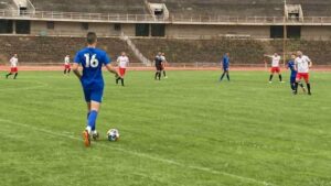 Асеновец взе точка при 2:2 срещу Спартак (Пловдив) Асеновец (Асеновград) направи равенство 2:2 като гост на Спартак (Пловдив) в мач от 21. кръг на Югоизточната Трета лига. Това бе един от малкото двубои, които се проведоха този уикенд, след като останалите бяха отложени заради лошите метеорологични условия. Драмата на стадион „Пловдив“ (бивш „9-ти септември“) бе неочаквана за мнозина. Първата част завърши при 0:0, въпреки че още в първата минута Ангел Димитров излезе сам срещу вратаря на домакините, но пропусна. Владими Айтов пък уцели гредата за Спартак. В началото на второто полувреме Асеновец пропусна още една чиста ситуация, а развръзката дойде в последните 15 минути, когато бяха отбелязани всичките четири гола. В 75-ата минута домакините поведоха с 1:0 след попадение на Стоян Славков. В 78-ата минута съдията отсъди дузпа за Асеновец за игра с ръка в наказателното поле на Спартак. Джунейт Яшар застана зад топката, но ударът му бе спасен от вратаря на Спартак. При добавката Ангел Димитров бе точен за 1:1. В 87-ата минута Георги Георгиев изведе Асеновец напред в резултата, след като засече с глава центриране. В следващата атака Стилиян Славков от състава на Спартак получи втори жълт и съответно червен картон. Реферът даде 7 минути добавено време. В 96-ата минута Спартак (Пловдив) стигна до крайното 2:2 чрез гол на Тодор Тодоров.