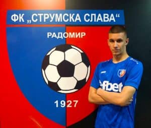 Струмска слава представя ново попълнение — 18-годишният Андрю Петков. Петков е смятан за един от обещаващите таланти в Благоевград. Минал през школите на Пирин (Благоевград) и Септември (София) в елитната юношеска група. През есенния полусезон бе част от мъжкия отбор на „орлетата“, с който записа 5 участия във Втора лига. Играе като централен нападател. „За мен като футболист на 18 години е важно да играя и да трупам минути в мъжкия футбол. Да бъда в отбор като Струмска слава е щастие. Това е клуб с амбиции, който надгражда постоянно, и за мен е само плюс да бъда част от него. В отбора има играчи, с които се познаваме от времето, в което сме били в Пирин Благоевград, и това много ще помогне за бързата ми адаптация. Нека привържениците бъдат позитивни и да ни подкрепят. Със сигурност ще има и несполучливи мачове – това е неизбежно, но най-важното е в края на сезона всички да сме щастливи“, каза още новото попълнение на „Славата“. Добре дошъл в Струмска слава, Андрю!