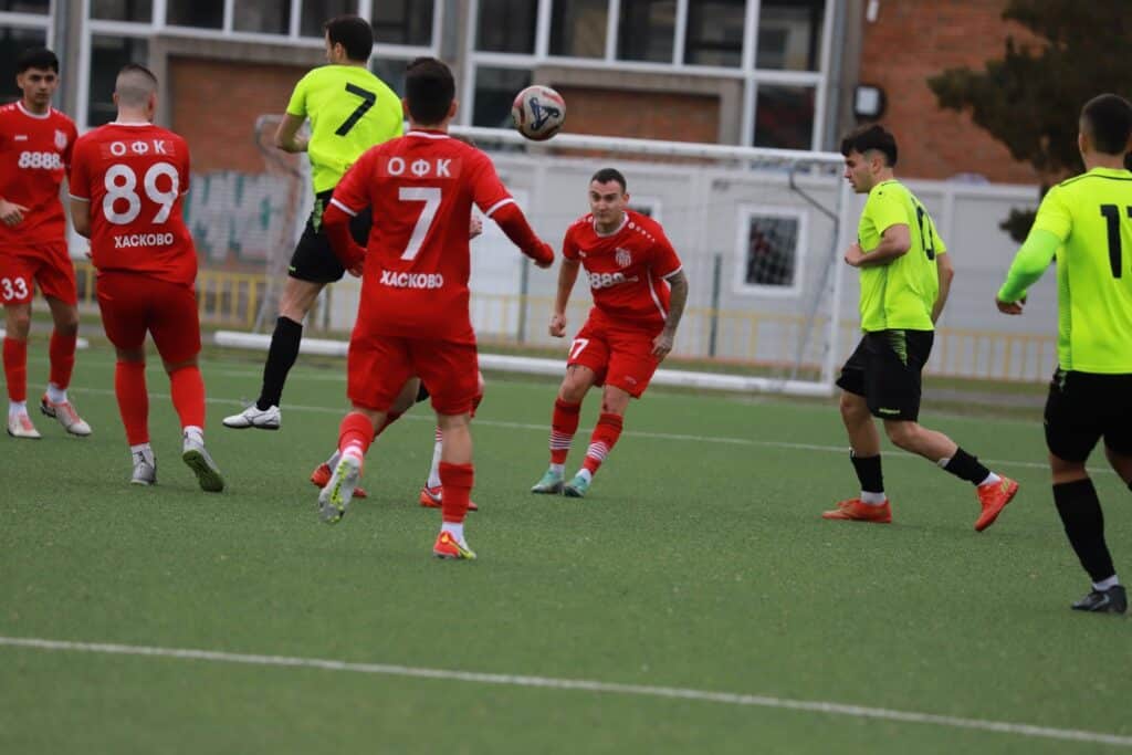 ОФК Хасково приема Марица (Милево) в междуобластен мач за Купата на Аматьорската лига ОФК Хасково ще посрещне Марица (Милево) в междуобластен мач от Купата на Аматьорската лига. Срещата е в сряда, 25 февруари, от 14:00 часа и ще се проведе на стадион "Младост" в Хасково, който е с изкуствена настилка. Това ще е третата среща между двата отбора през настоящия сезон, след като те вече играха два пъти за първенството. И в двата мача Марица записа победа, като на 14 февруари спечели с минималното 1:0 при гостуването си на същия стадион. Хасковлии няма да могат да разчитат на капитана Тейнур Марем и Калоян Делчев, чиито наказания все още не са изтекли, тъй като двубоят с Гигант (Съединение) за първенството бе отложен заради лоши атмосферни условия през уикенда. Под въпрос за домакините остават още двама футболисти — Дамян Чаушев и Владислав Узунов. Победителят от този двубой ще срещне Родопа (Смолян) на полуфиналите в турнира за зоната на Югоизточна България.