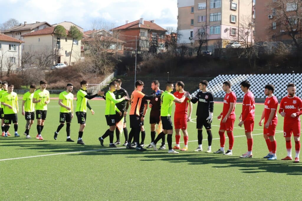 ОФК Хасково загуби с 3:4 от Марица (Милево) в мач за Купата на Аматьорската лига ОФК Хасково отстъпи с 3:4 на Марица (Милево) в отложен сблъсък от междуобластния кръг за Купата на Аматьорската лига. Двубоят се игра на стадион "Младост" в Хасково и предложи много голове, напрежение и червен картон. Гостите доминираха в първото полувреме и поведоха с три безответни гола. През втората част Димитър Стефанов върна интригата, намалявайки първо на 1:3, а след това и на 2:3. В ключов момент беше отсъдена спорна дузпа в полза на Марица, която бе реализирана и гостите отново поведоха с два гола разлика. След пререкание с рефера Юлий Шекеров получи червен картон. Последното попадение за ОФК Хасково бе дело на Владислав Узунов. В събота хасковлии приемат Атлетик (Кулен) в мач от Югоизточната Трета лига.