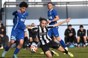 Гигант (Съединение) 1:1 Локомотив (Пловдив) в отложен мач от 20 кръг Гигант (Съединение) завърши наравно 1:1 с дублиращия отбор на Локомотив (Пловдив) в отложен мач от 20 кръг на Югоизточната Трета лига. Двубоят трябваше да се играе в първия пролетен кръг, но след 5–6 минути игра проливният дъжд и подгизналият терен принудиха съдията да прекрати срещата. Днес мачът бе подновен и започна отначало. Първото полувреме приключи при 0:0, а домакините от Локомотив поведоха след гол на Слави Зарков. В 70-ата минута Радослав Терзиев изравни за 1:1, като засече с глава центриране от ъглов удар. Следващият двубой на Гигантите е в събота – гостуване на Секирово (Раковски).