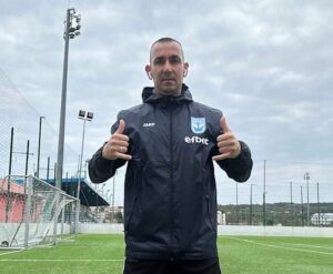 Созопол елиминира Ямбол след дузпи ФК Созопол отстрани ФК Ямбол в мач от Купата на Аматьорската лига след изпълнение на дузпи. Ето какво каза старши треньорът на „небесносините“ Петър Кюмюрджиев веднага след двубоя. „Много съм доволен от мача, постигнахме това, за което бяхме дошли. Противникът бе доста стойностен и поради това срещата бе равностойна, макар че в края Ямбол имаше положение да спечели“, коментира Кюмюрджиев пред официалния сайт на ФК Созопол. „При дузпите си е шанс и майсторство, но благодарение на целия отбор и на вратаря Християн Славов, продължихме напред. Още в началото казах, че нашата цел е във всеки мач да играем за победа“, добави наставникът. „Сега в събота ни очаква труден мач срещу Левски (Карлово). За нас това ще бъде пети двубой от началото на пролетта, докато за тях едва втори, но това не бива да ни служи като оправдание. Надявам се момчетата да се възстановят и да излезем победители“, завърши специалистът.