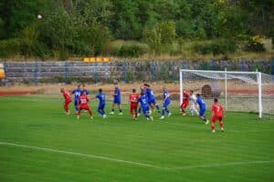 Рилски спортист стартира пролетта с гостуване на Струмска слава Рилски спортист (Самоков) ще открие пролетната си кампания с гостуване на Струмска слава (Радомир). Двубоят от 21-вия кръг на Югозападната Трета лига е насрочен за събота, 28-ми февруари, от 14:00 часа. Срещата е пряка битка за върха в класирането — "скиорите" влизат в нея като лидери. Рилски спортист има аванс от 4 точки пред радомирци и вече ги победи убедително с 4:1 у дома в края на август миналата година. Отборът, воден от Пламен Крумов, завърши есенния полусезон с три поредни победи и шест мача без загуба в шампионата, в които записаха пет успеха. Самоковци не допуснаха поражение и в шестте си контролни срещи през зимната подготовка. Припомняме, че първият официален мач на Рилски спортист беше отложен миналия уикенд заради обилен снеговалеж.