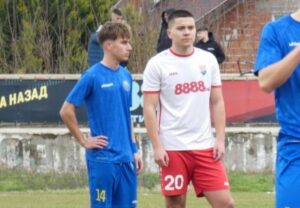 Асеновец приема Загорец в 22-рия кръг на Югоизточната Трета лига Асеновец (Асеновград) ще приеме на своя стадион Загорец (Нова Загора) в среща от 22-рия кръг на Югоизточната Трета лига. В последния кръг тимът на старши треньора Манол Георгиев изненадващо взе точка срещу Спартак (Пловдив) след 2:2 — асеновградчани водеха с 2:1 до секунди преди края. Сега амбицията на отбора е да вземе първата си победа от 15 ноември, когато за последно победи Атлетик (Куклен). Наставникът Манол Георгиев обаче остава с кадрови проблеми — извън сметките са опитните Йордан Ковачев и капитанът Александър Христов, както и контузеният Атанас Зехиров. Надеждите са някои от останалите с травми да се възстановят преди мача. През есента двата тима завършиха 2:2 в Нова Загора.