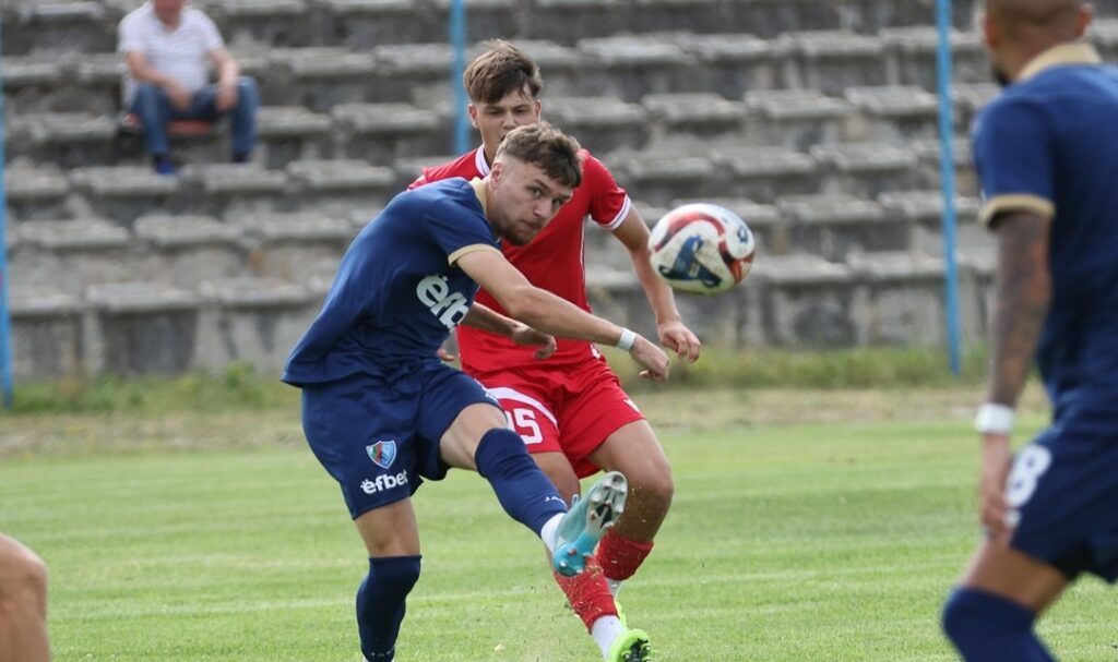 ОФК Костинброд привлече двама нови преди пролетния старт ОФК Костинброд се подсили с двама футболисти непосредствено преди първия си мач от пролетния дял на сезон 2025/26 в Югозападната Трета лига. „Сините“ привлечеха Александър Добчев и Джулио Чарлов. Александър Добчев е на 23 години, играе като полузащитник и идва от Сливнишки герой (Сливница). През есента той записа 18 двубоя за тима. Джулио Чарлов е на 26 години, юноша на ЦСКА, играл е още за Литекс, Спортист (Своге) и Витоша (Бистрица), където прекара четири сезона и половина. До момента този сезон защитникът има 11 срещи и 1 гол за „бистришките тигри“. Пожелаваме успех на двамата състезатели с екипа на ОФК Костинброд!