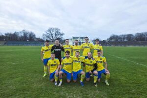 ФК Димитровград 1947 посреща Марица (Пловдив) в 22-ри кръг ФК Димитровград 1947 ще бъде домакин на Марица (Пловдив) в мач от 22-рия кръг на Югоизточната Трета лига. Срещата е в събота, 28 февруари, от 15:00 часа на стадион "Миньор". В миналия кръг "жълто-сините" играха срещу лидера Несебър, а сега ги очаква двубой срещу един от преследвачите му. Марица (Пловдив) заема второто място в класирането с 45 точки, докато тимът на Тодор Манев е 17-и с 19 пункта. За Димитровград това ще е второ домакинство през пролетния полусезон — в първия си мач на стадион "Миньор" след подновяването на кампанията тимът победи Розова долина (Казанлък) с 1:0. В първата среща между двата отбора този сезон ФК Димитровград загуби с 1:4 от Марица (Пловдив).