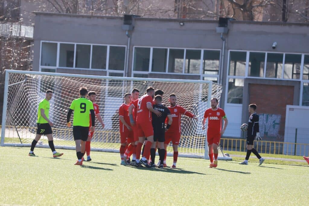 ОФК Хасково приема Атлетик (Куклен) в XXII кръг ОФК Хасково ще посрещне Атлетик (Куклен) в мач от XXII кръг на Югоизточната Трета лига. Двубоят е утре, 28 февруари, от 15:00 часа. Преди втория шампионатен сблъсък за 2026 година "червените" имат три добри и една лоша новина. Отборът се завръща на своя стадион "Хасково" след две домакинства на изкуствения терен на стадион "Младост". Днес старши треньорът Живко Желев ще изведе играчите си на първо занимание на това съоръжение от доста време насам. Двама от основните футболисти, Тейнур Марем и Калоян Делчев, се завръщат след наказания. Аут е централният нападател Юлий Шекеров, който получи червен картон в сблъсъка с Марица (Милево) за Купата на Аматьорската лига в сряда. До последно под въпрос за срещата остава Дамян Чаушев, докато Владислав Узунов ще може да поведе атаката от първата минута. "Важен мач за нашия отбор. Ще направим всичко възможно да вземем трите точки.", сподели преди срещата наставникът на хасковлии.