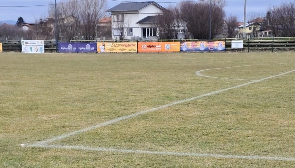 Отложената среща от ХХ кръг на Югозападната Трета лига между ОФК Костинброд и ФК Банско ще се проведе на 11 март, сряда, от 15:00 часа. Двубоят ще се играе на стадион "Георги Бенковски" в квартал Маслово, където "сините" ще приемат своя съперник. Припомняме, че мачът бе отложен заради обилния снеговалеж миналия уикенд. Въпреки усилията на ръководството, треньорите, играчите и феновете, теренът не бе доведен до подходящи условия за провеждане на футболна среща. Преди тази среща Костинброд има още два мача в програмата си: гостуване на Пирин (Разлог) на 28 февруари и домакинство на Германея (Сапарева баня) на 7 март.