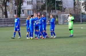 Отложен мач: Струмска слава ще гостува на Балкан на 11 март Струмска слава (Радомир) ще изиграе отложения си мач с Балкан (Ботевград) на 11 март (сряда) от 15:00 часа в Ботевград. Двубоят от 20‑ия кръг на Югозападната Трета лига бе отложен заради обилния снеговалеж, който засегна много региони в страната. Промяната означава, че Славата ще има два мача в рамките на три дни — на 11 март срещу Балкан в Ботевград и на 14 март като домакин на ОФК Костинброд в редовния 23‑ти кръг от шампионата.