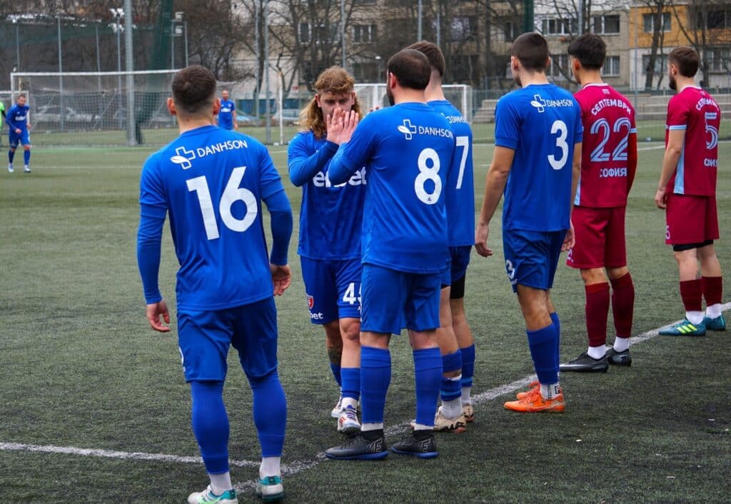 Дербито между Струмска слава и Рилски спортист противопоставя двата лидера Дългоочакваното дерби между Струмска слава (Радомир) и Рилски спортист в събота, 28 февруари, ще изправи помежду си отборите, които водят в класирането. Освен че делят първите две места във временното подреждане, има и още един интересен аспект на срещата. Струмска слава е най-силният домакин в групата до момента — в 10 домакинства тимът е записал 8 победи, 1 равенство и само 1 загуба, събирайки 25 точки. Рилски спортист от своя страна е най-успешният гост: след 10 визити тимът от Самоков има 8 победи и 2 равенства и все още не е записал поражение. Двете равенства бяха в Банско и в Ихтиман.