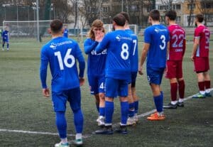 Дербито между Струмска слава и Рилски спортист противопоставя двата лидера Дългоочакваното дерби между Струмска слава (Радомир) и Рилски спортист в събота, 28 февруари, ще изправи помежду си отборите, които водят в класирането. Освен че делят първите две места във временното подреждане, има и още един интересен аспект на срещата. Струмска слава е най-силният домакин в групата до момента — в 10 домакинства тимът е записал 8 победи, 1 равенство и само 1 загуба, събирайки 25 точки. Рилски спортист от своя страна е най-успешният гост: след 10 визити тимът от Самоков има 8 победи и 2 равенства и все още не е записал поражение. Двете равенства бяха в Банско и в Ихтиман.