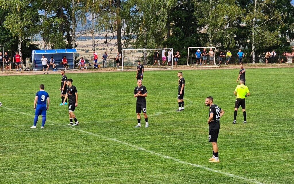 Германея (Сапарева баня) направи 0:0 срещу Септември (Симитли) в контрола Германея (Сапарева баня) направи равенство 0:0 срещу Септември (Симитли) в контрола, която се игра днес на стадиона в Симитли. Двата тима създадоха положения, но така и не намериха пътя към вратите. Проверката бе полезна, отчете старши треньорът на Германея Асен Нешев. Контролата бе договорена, тъй като Германея в този кръг печели служебно срещу отказалия се Витоша Бистрица, а мачът на Септември (Симитли) срещу дубъла на Левски бе отложен. Следващият двубой на тима от Сапарева баня е на 4 март - гостуване на Рилски спортист, което бе отложено от първия пролетен кръг.