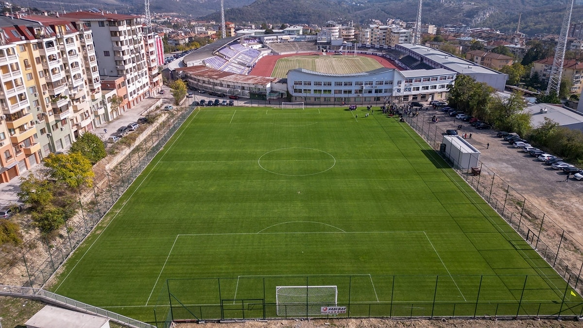Янтра (Полски Тръмбеш) ще играе домакинския си мач с Левски (град Левски) във Велико Търново Янтра (Полски Тръмбеш) ще приеме първия си съперник през пролетния дял на сезона в Северозападната Трета лига — Левски (град Левски), но не в родния си град. Причината е, че тече ремонт на стадиона в Полски Тръмбеш. Срещата от 12-ия кръг на шампионата е насрочена за 7 март (събота) от 15:00 часа и ще се играе на терена с изкуствена настилка "Трифон Иванов" във Велико Търново.