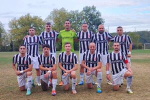 Любомир Иванов обясни причините за напускането си на Ювентус (Малчик) Вече бившият играещ треньор на Ювентус (Малчик) Любомир Иванов обяви защо е взел решение да напусне клуба. "Откакто съм в Ювентус опитах се да променя някои неща и донякъде успях. Други обаче не съумях. Просто неяснотата в отбора е голяма и не мога да продължа. Както аз, така и голяма част от играчите не сме получавали никакво заплащане през този сезон. От над 45 дни звъня на благодетеля на отбора, но той не ми отговаря.", заяви Иванов. Иванов добави, че е полагал усилия да осигури нормално функциониране на тима и е използвал и лични средства за покриване на нужди, свързани с тренировъчния процес и организацията. "Давах лични средства, за да може да протича нормален тренировъчен процес в отбора и всичко да се случва навреме. В последния мач през есента дори излязохме с 9 души на терена, като ни беше обещано, че поне тези девет футболисти ще си получим възнагражденията, но това не се случи. Както аз, така и много от основните играчи вече напуснахме. Поне накрая си получих обратно личните средства, които съм давал за клуба.", добави още Любомир Иванов. Напомняме, че пред Ювентус (Малчика) предстои гостуване на Академик (Свищов) в турнира за Купата на Аматьорската лига.