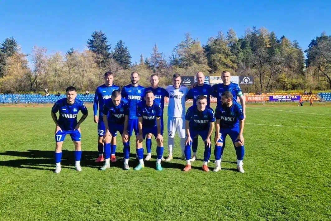 Рилски спортст отстъпи с 0:1 на Струмска слава (Радомир) Рилски спортист загуби с 0:1 при гостуването си на лидера Струмска слава (Радомир) в мач от 21-ия кръг на Югозападната Трета лига. Двубоят не предложи много футболно качество и се игра на изключително лош терен. Единственото попадение падна в 44-ата минута след тактическа грешка на "скиорите". След почивката Рилецо опита да стигне до изравняване, но не успя да промени резултата и срещата завърши 0:1. Въпреки поражението самоковци запазват лидерската си позиция с точка преднина и продължават да държат съдбата си в свои ръце.