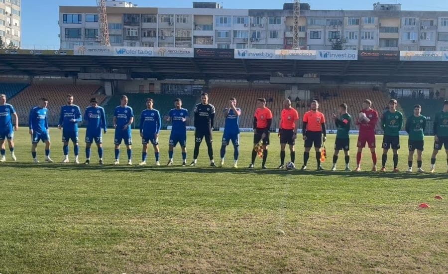 ОФК Несебър завърши 1:1 срещу Нефтохимик в 22. кръг на Югоизточната Трета лига ОФК Несебър постигна реми 1:1 при визитата си на Нефтохимик в среща от 22-ия кръг на Югоизточната Трета лига. Първата част приключи при 0:0, макар че гостите от Несебър създадоха няколко добри положения за гол. Нефтохимик откри в 58-ата минута. Христо Георгиев бе изведен в наказателното поле отдясно от Григор Солаков и от неособено голям ъгъл с прецизен удар прати топката зад вратаря за 1:0. Несебър изравни в 86-ата минута след центриране около точката за изпълнение на дузпа, което Иван Колев засече с глава и прати в мрежата за крайното 1:1. След равенството ОФК Несебър остава водач във временното класиране с 50 точки — вече с две повече от Марица (Пловдив), който извоюва победа при гостуването си на Димитровград.