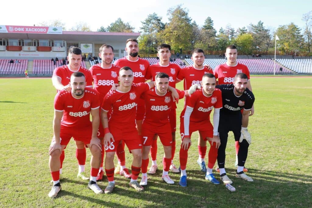 ОФК Хасково разгроми Атлетик (Куклен) с 4:0 ОФК Хасково постигна изразителна победа с 4:0 като домакин на Атлетик (Куклен) в среща от 22-ия кръг на Югоизточната Трета лига, играна на стадион "Хасково". Двубоят започна с 30 минути закъснение спрямо предвиденото. Още в самото начало "червените" имаха възможности да открият резултата, но се наложи да изчакат до 42-ата минута, когато Владислав Узунов реализира преднината им. Двадесет минути по-късно "баските" останаха с човек по-малко, което улесни задачата на домакините. Второто полувреме започна ударно за хасковлии — Христо Бойков удвои аванса още при първата атака. В 54-ата минута Калоян Делчев оформи 3:0, а около десетина минути по-късно Узунов се разписа за втори път и фиксира крайното 4:0. В състава на ОФК Хасково се завърна бранителят Дамян Чаушев, който отсъстваше поради травма в глезена. ОФК Хасково ще играе отново във вторник, 3 март, когато гостува на Гигант (Съединение) в отложен мач от 21-ия кръг. Срещата е от 15:00 часа в Съединение.