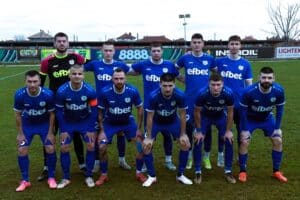 Левски (Карлово) победи Созопол с 2:0 и записа 12-и успех за сезона Левски (Карлово) записа своя 12-и успех от началото на сезон 2025/26. "Сините" надвиха Созопол с 2:0 в гостуване от 22-рия кръг на Югоизточната Трета лига и владееха инициативата през по-голямата част от мача. Милен Танев откри резултата в 30-ата минута. В началото на второто полувреме Видол Сейменски увеличи преднината на 2:0, след като се възползва от избита от вратаря на домакините топка, която попадна в него и той я прати в мрежата за втори път. Малко по-късно капитанът на Созопол Диян Молдованов получи втори жълт картон и беше изгонен, а в 65-ата минута и нашият централен нападател Свилен Щерев беше отстранен с втори жълт картон. Поради червения картон Щерев ще отсъства в отложения мач срещу СФК Раковски, който е насрочен за вторник, 3 март. Тази победа дава спокойствие на Левски (Карлово) — тимът остава на четвърта позиция с преднина от 4 точки пред ФК Ямбол и Марица (Милево).